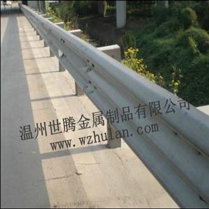   波形护栏又被称为波形板护栏、镀锌板护栏、防撞护栏、W锌钢护栏、道路护栏。其英文名称为corrugated beam barrier是目前国内外公路大桥应用最广泛的安全防护栏。波形护栏属于冷轧，半钢性护栏；一般按设置地点和防撞等级来分类。 按设置地点可以分为路侧护栏和 中央分隔带护栏；按防撞等级可分为A级和S级；S级护栏属于加强型，适用于路侧特别危险的路段使用；A 级用于专用公路 波形梁护栏是半刚性护栏的主要形式，它是一种以波纹状钢护栏板相互拼 接并由主柱支撑的连续结构。   【规 格】（长*宽*波高*